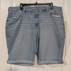 Signature by Levi Strauss Light Wash Denim Bermuda Shorts in Size 22 (W36)